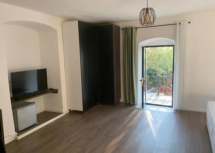 Milo's Apart-hotel *